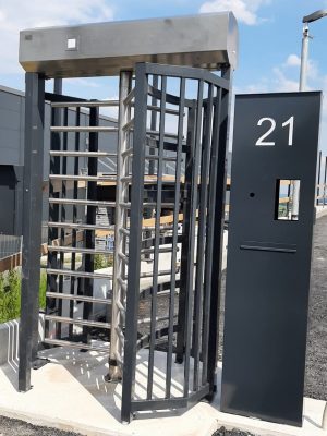 Drehkreuz in Kombination mit Briefkastensäule