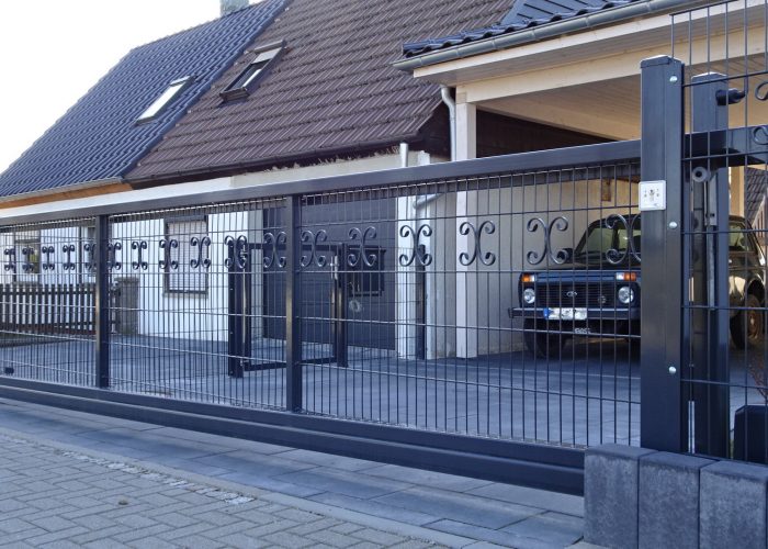 Schiebetor mit Ornamentmatte